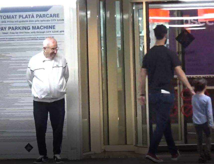 VIDEO PAPARAZZI / Apropiatul lui Gigi Becali, gest de milioane. Ce a putut să facă ziua în amiaza mare, în parcarea unui mall