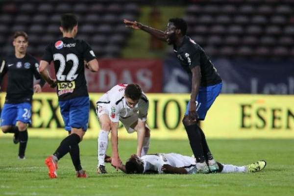 Un nou caz "Ekeng"! Un fotbalist a murit pe teren, în timpul meciului