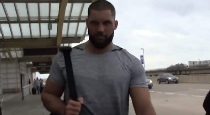 VIDEO / Paparazzii americani se țin scai de Florin Munteanu! Românul n-a mai rezistat, și-a ridicat tricoul și... hopa! Ce are acolo?!