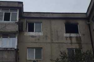 Incendiu puternic într-un bloc din Rovinari! Un bărbat a sărit de la etaj să se salveze, dar a murit