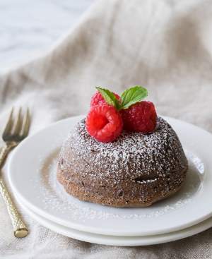 REȚETA ZILEI: Lava cake cu ciocolată și avocado. Inedit și delicios!