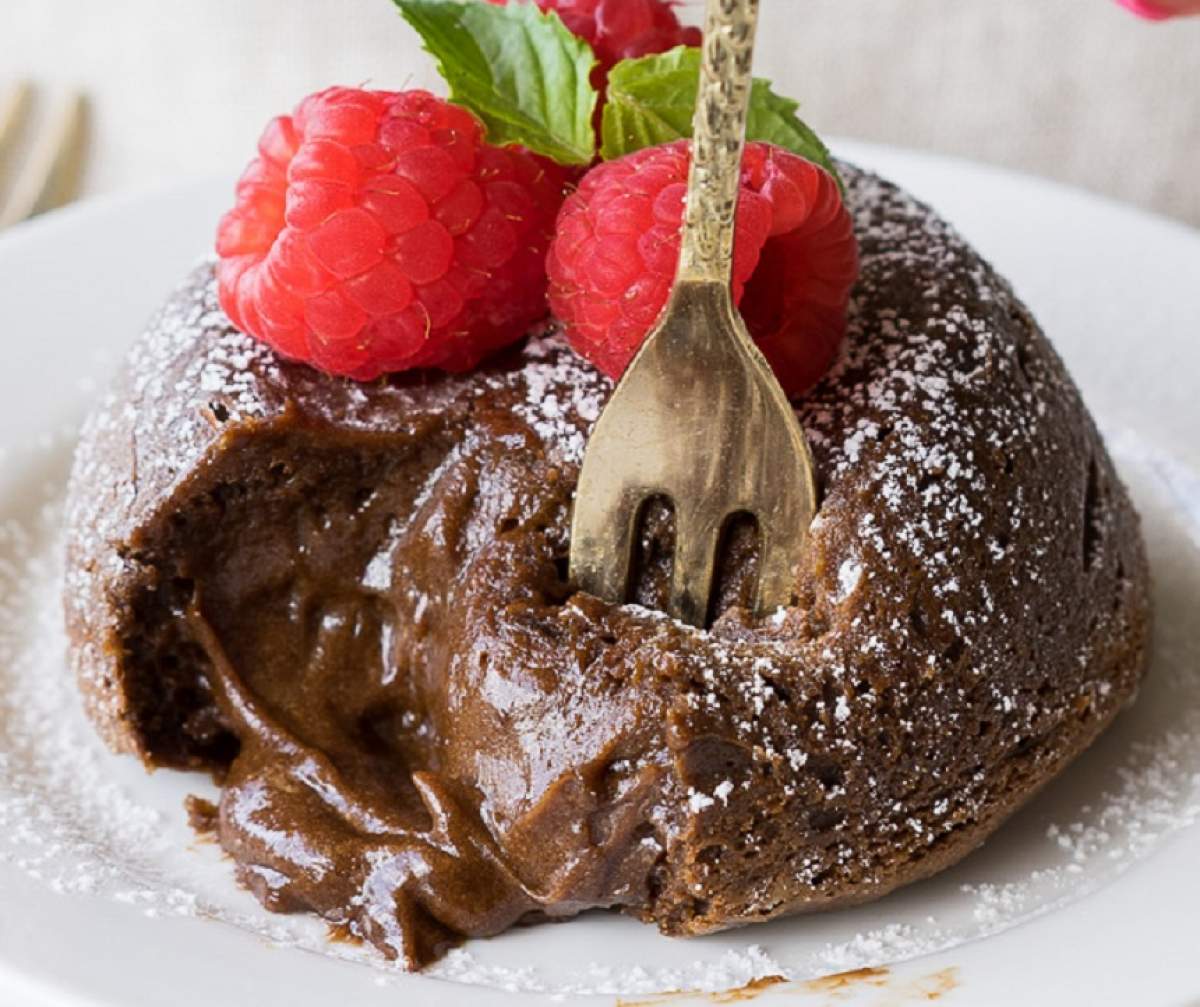 REȚETA ZILEI: Lava cake cu ciocolată și avocado. Inedit și delicios!