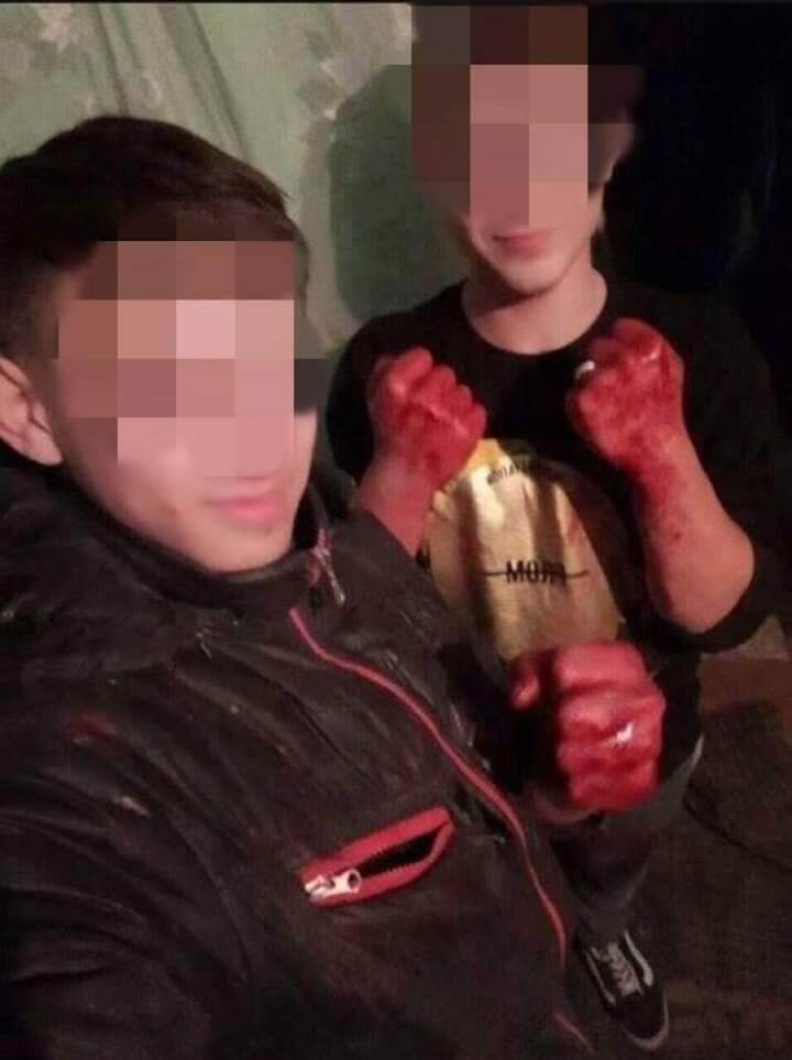 FOTO / Doi tineri moldoveni au ucis un bărbat, apoi și-au făcut selfie cu cadavrul. Imaginile șocante au ajuns online