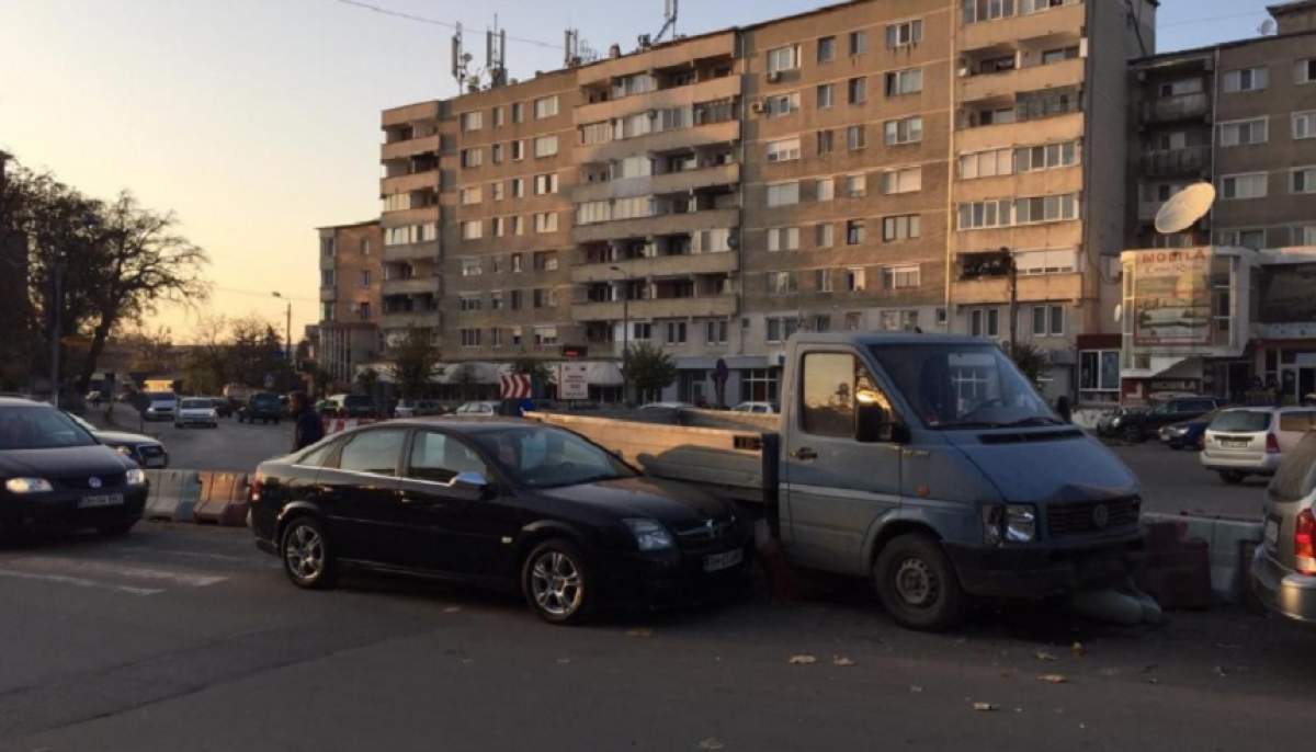 FOTO / Accident grav în Beiuș! Un șofer de 47 de ani a murit, după ce a făcut infarct la volan