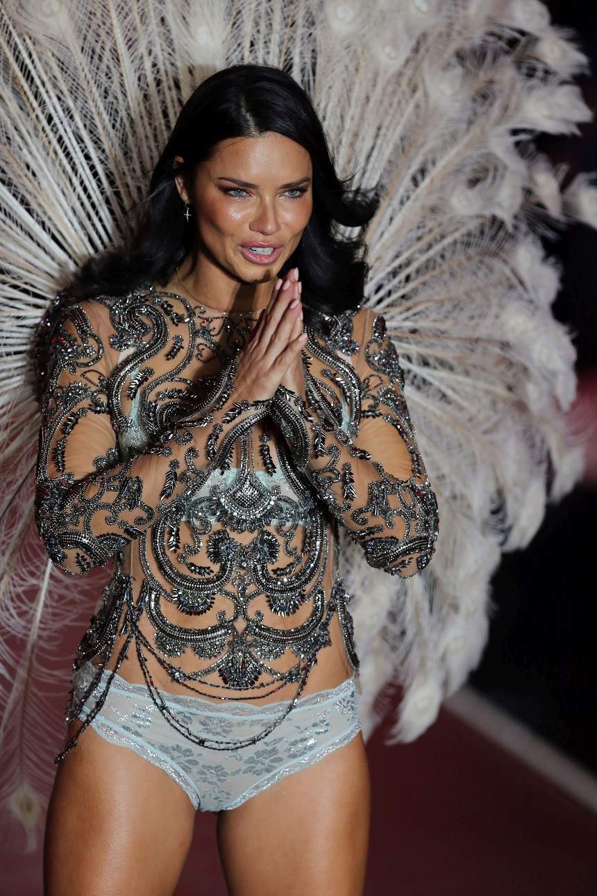 FOTO / Adriana Lima renunţă la Victoria's Secret, după 20 de ani de carieră