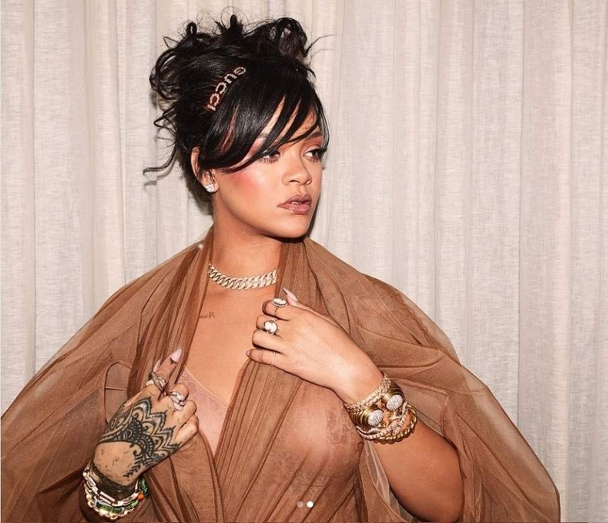 FOTO / Cu sfârcurile discret acoperite şi îmbrăcată de carnaval, Rihanna vorbeşte despre sărbători: "Vine Crăciunul"