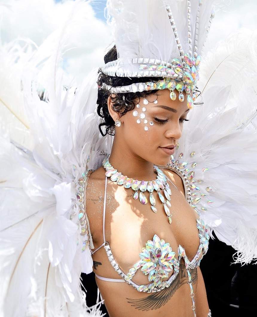 FOTO / Cu sfârcurile discret acoperite şi îmbrăcată de carnaval, Rihanna vorbeşte despre sărbători: "Vine Crăciunul"