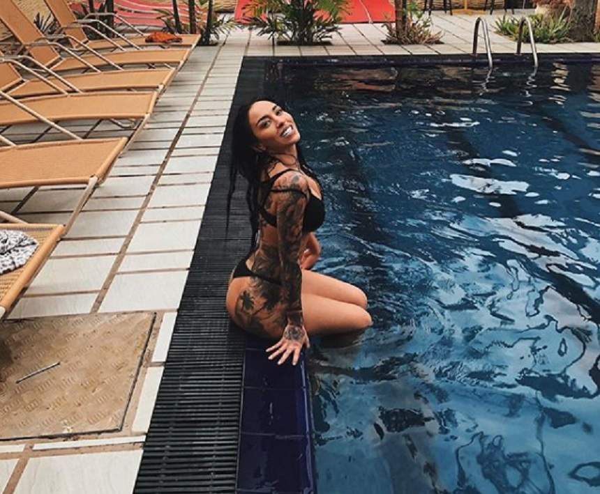 FOTO / Ruby a făcut senzație pe marginea piscinei. Plină de tatuaje și cu fundul la înaintare, a băgat bărbații în boală!