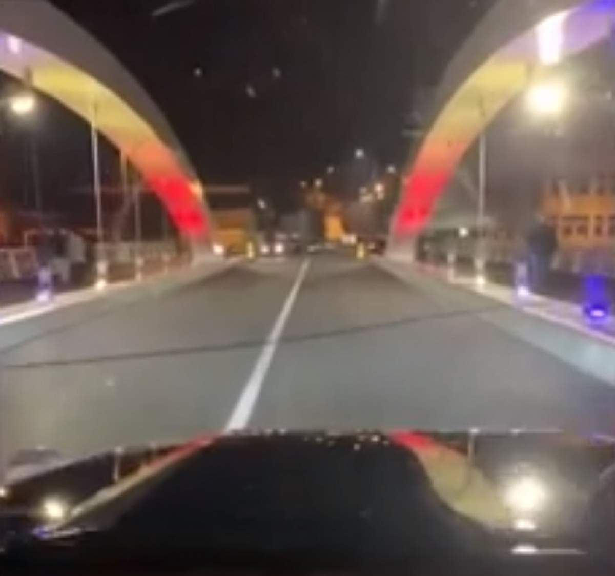 VIDEO / Scene incredibile!  Victoraş Micula a inaugurat cu maşina Podul Centenarului din Oradea, deşi încă e închis