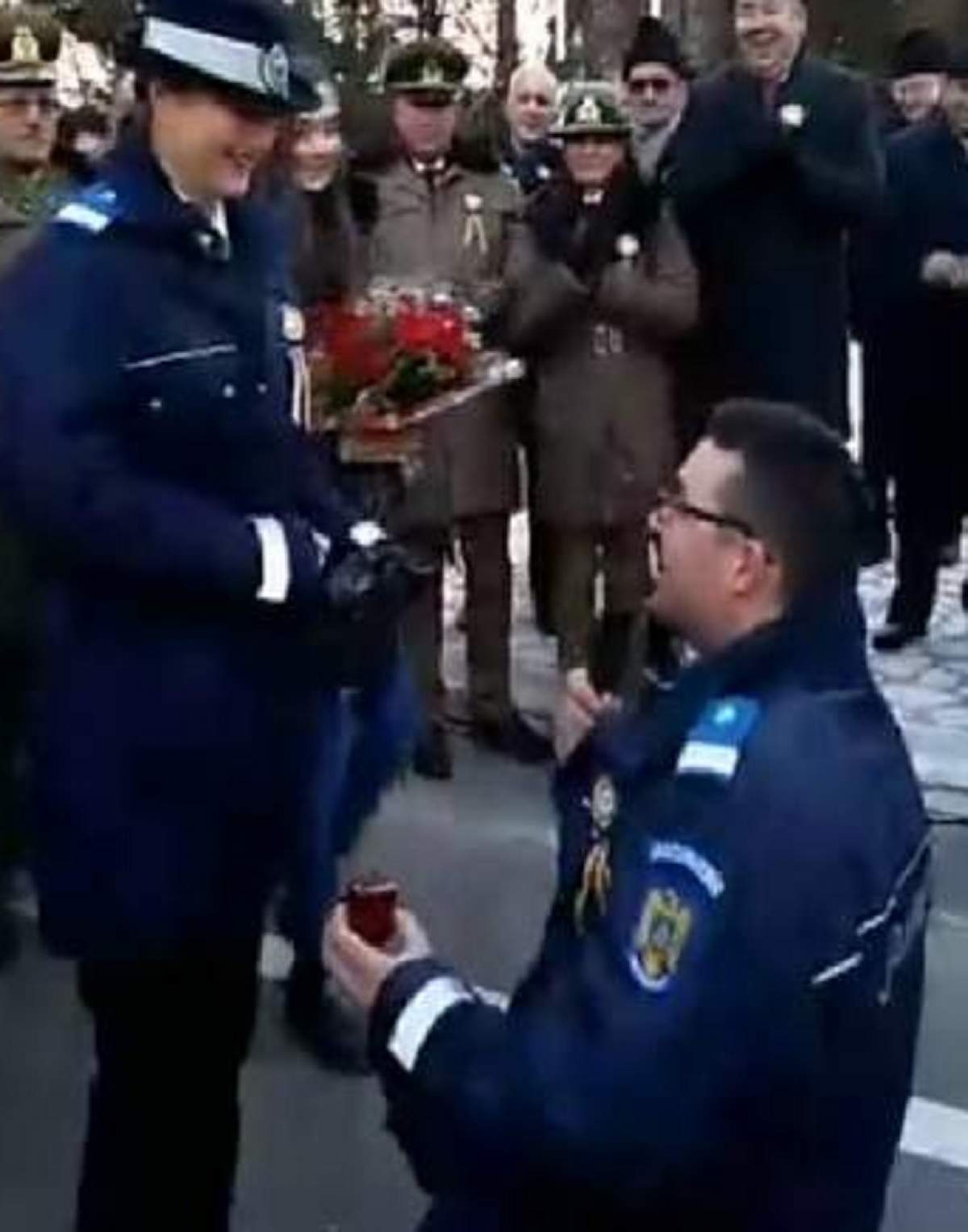 VIDEO / Moment inedit în Harghita! Un jandarm și-a cerut iubita în căsătorie, de Ziua Națională
