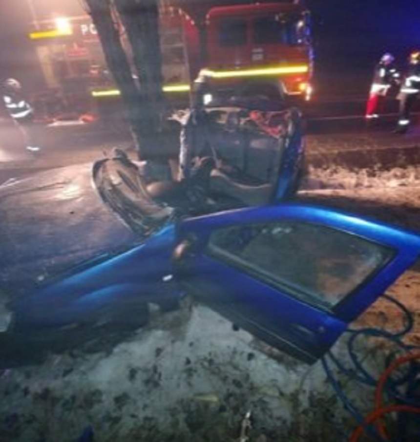 Impact nimicitor în Bacău! Un mort și trei răniți grav, după ce mașina s-a rupt într-un copac