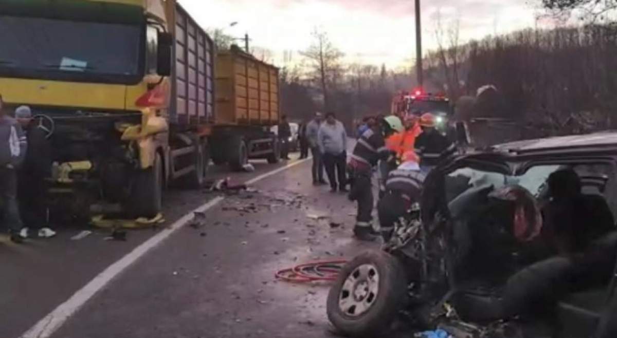 VIDEO / Tragedie la Curtea de Argeș! Un tânăr de 23 de ani a murit strivit, după ce a intrat cu mașina într-un TIR