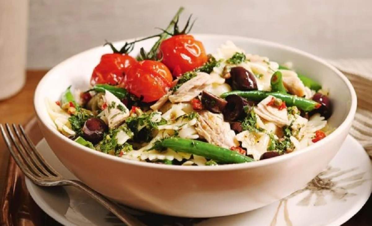 REŢETA ZILEI: Salată Nicoise cu paste, un deliciu cu specific franţuzesc. Preparatul ideal pentru începutul săptămânii