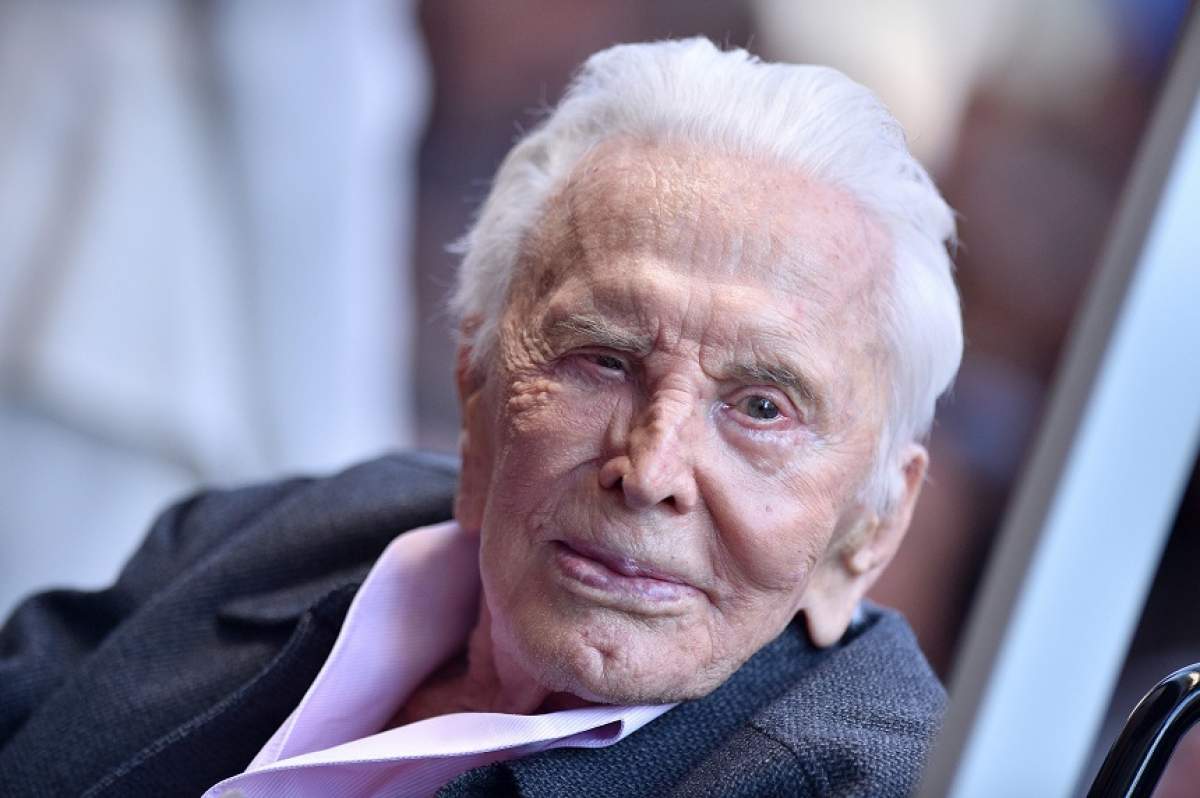 Kirk Douglas a împlinit 102 de ani! Cine i-a fost alături în această zi veteranului de la Hollywood