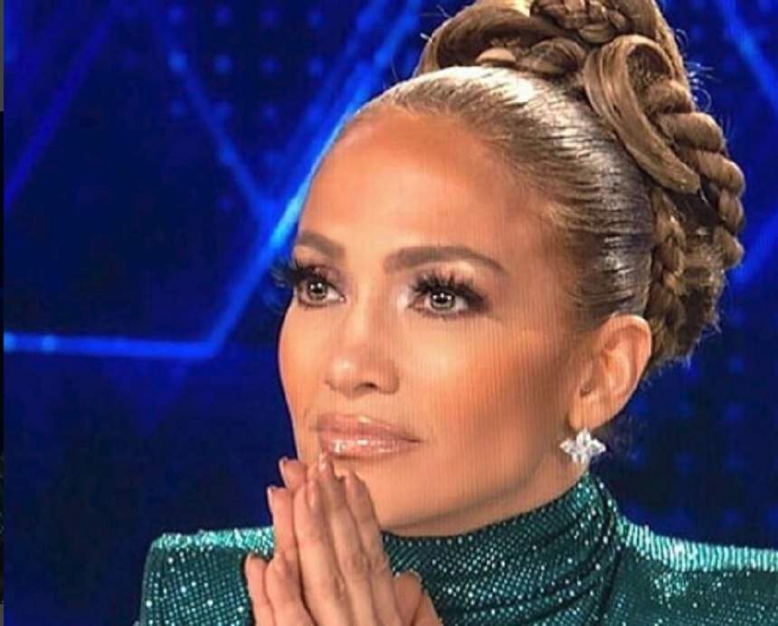 FOTO / Jennifer Lopez, răvășitoare într-o ținută super hot! A îmbrăcat o rochie cu crăpătură adâncă, la aproape 50 de ani