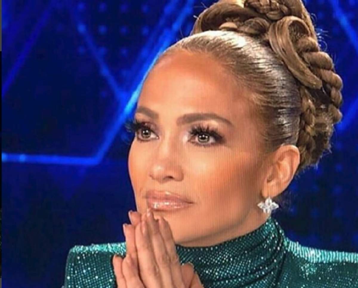 FOTO / Jennifer Lopez, răvășitoare într-o ținută super hot! A îmbrăcat o rochie cu crăpătură adâncă, la aproape 50 de ani