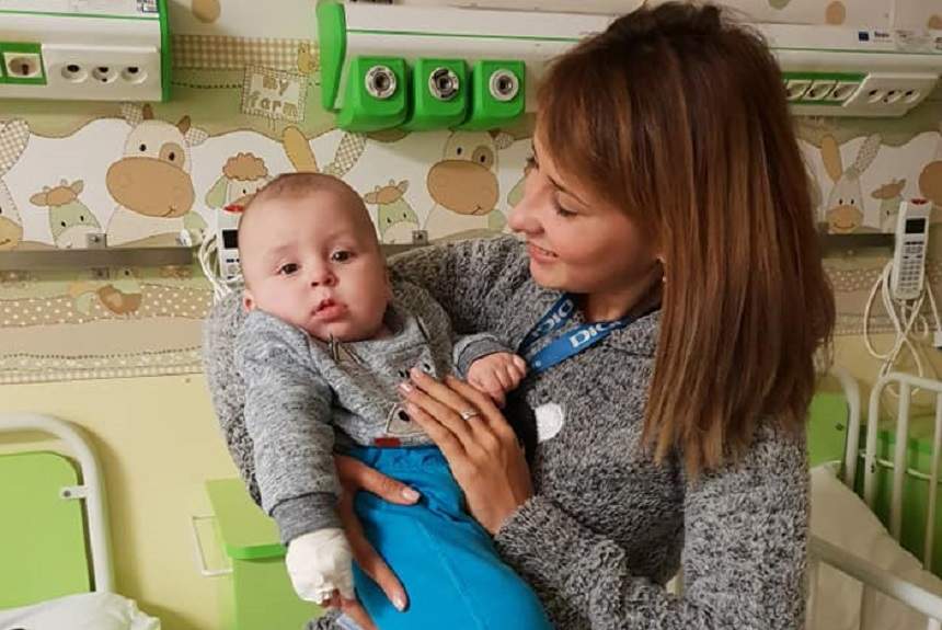 Şi-a abandonat copiii de 7 luni şi un an jumătate, la poarta unui spital din Alexandria. Mama este căutată de poliţişti