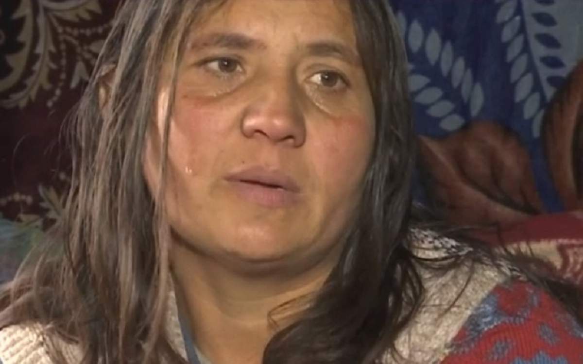 VIDEO / Acuză că a fost alergată cu toporul şi tăiată cu secera! O femeie de 42 de ani se teme pentru viaţa ei