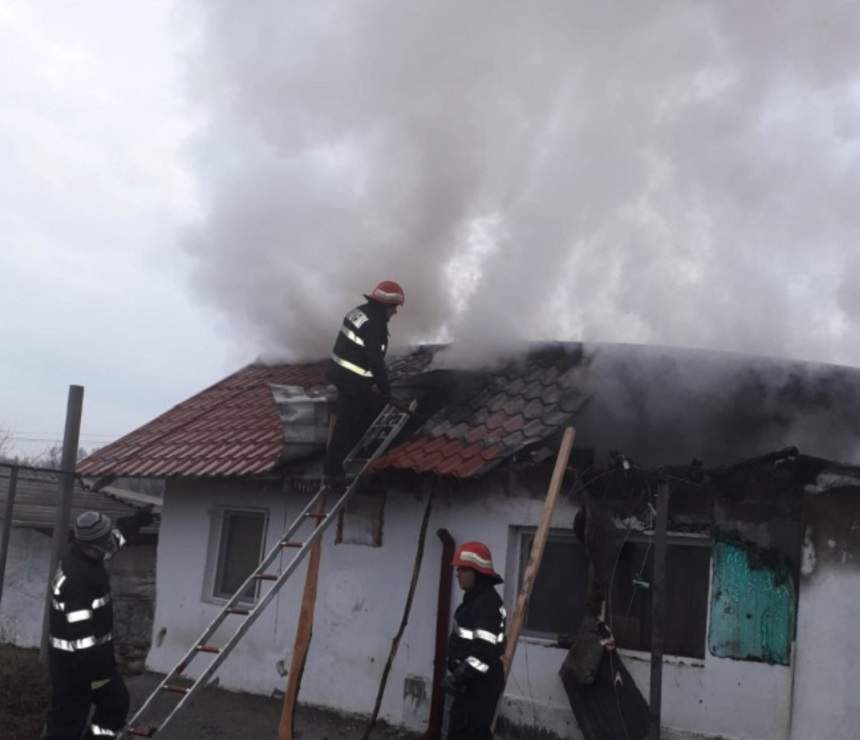 FOTO / Incendiu puternic la o mănăstirea din Constanţa! 11 pompieri se luptă cu flăcările