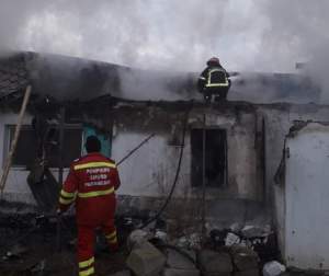 FOTO / Incendiu puternic la o mănăstirea din Constanţa! 11 pompieri se luptă cu flăcările