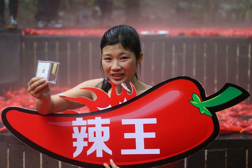 VIDEO / Este în flăcări! O chinezoaică a câştigat un concurs de mâncat ardei iute