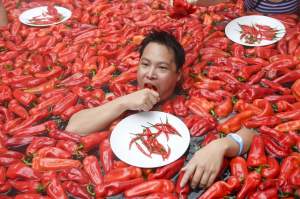VIDEO / Este în flăcări! O chinezoaică a câştigat un concurs de mâncat ardei iute