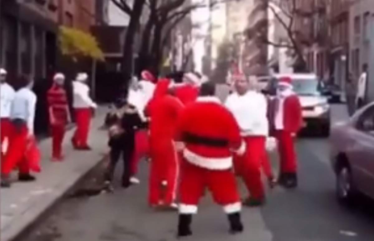 VIDEO / Mai mulţi Moş Crăciuni au uitat de spiritul sărbătorilor. Şi-au împărţit pumni în plină stradă, sub ochii trecătorilor