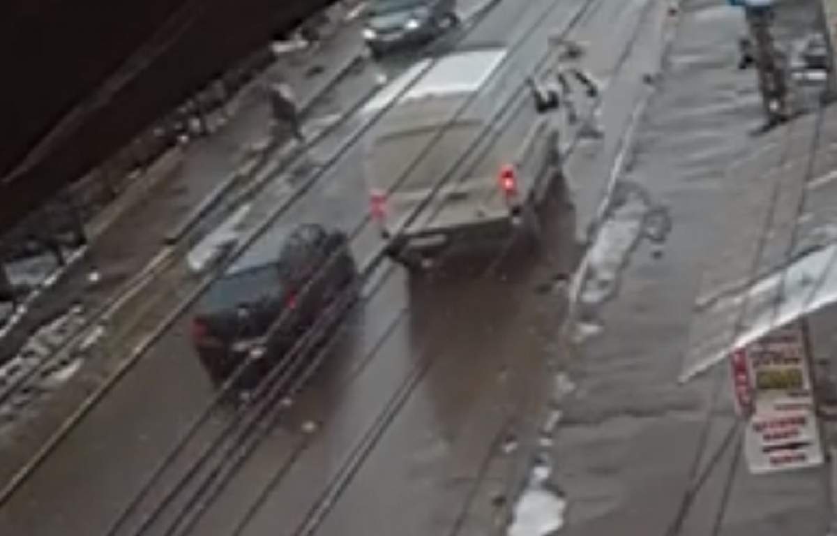 VIDEO / Fetiţă de 12 ani, lovită puternic pe trecerea de pietoni de un şofer grăbit! Impactul a fost filmat