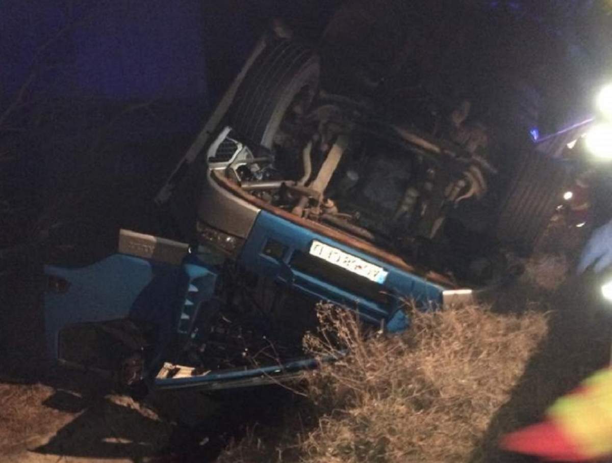 FOTO / Accident cumplit în Hunedoara. Un șofer de TIR a murit strivit în cabină