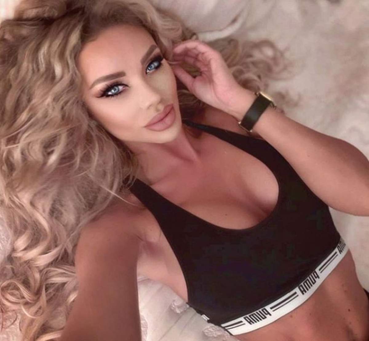 Bianca Drăguşanu a pozat senzual lângă brad. Bărbaţii fac infarct dacă văd poza asta!