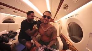 VIDEO / Aroganţa supremă! Maluma şi-a luat tatuator personal, în avion
