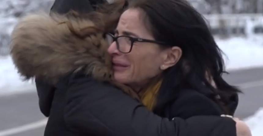 VIDEO / Maşina Ancăi Pop a fost scoasă din apă! Mama şi sora cântăreţei, distruse de durere la locul tragediei