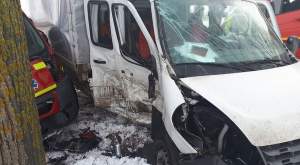 Accident grav în Vrancea! Cinci victime, după ce o autoutilitară s-a izbit de un SMURD