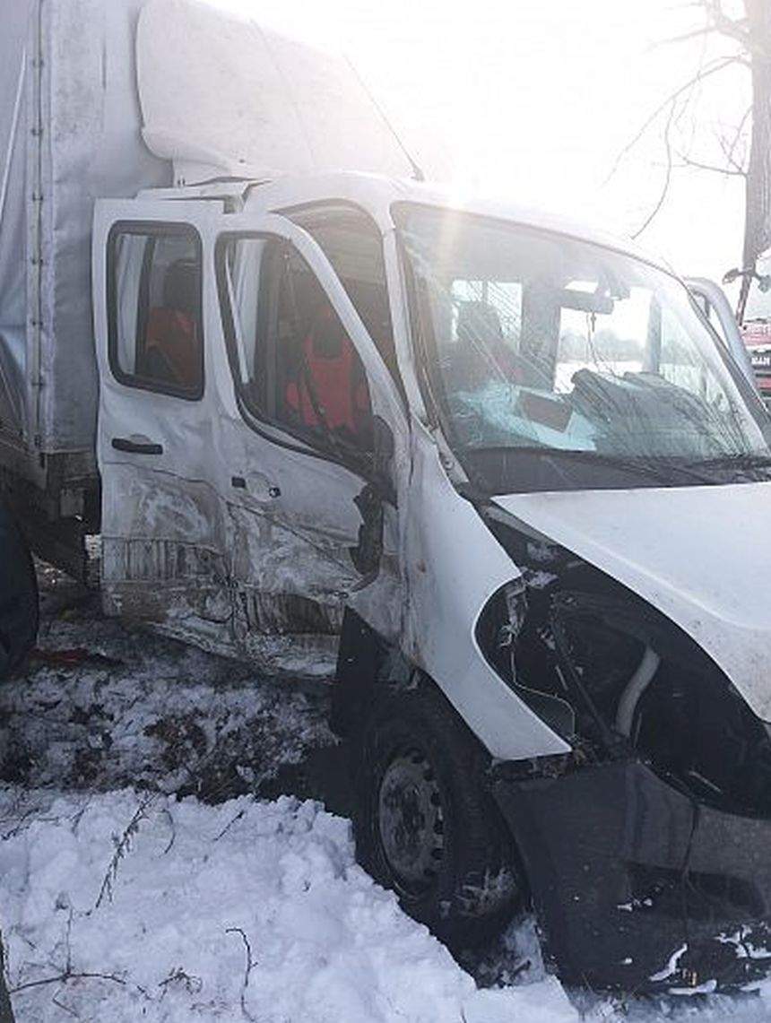 Accident grav în Vrancea! Cinci victime, după ce o autoutilitară s-a izbit de un SMURD