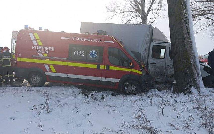 Accident grav în Vrancea! Cinci victime, după ce o autoutilitară s-a izbit de un SMURD