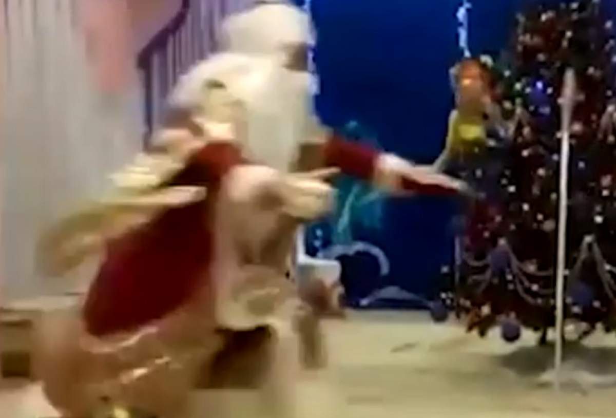 VIDEO / Moş Crăciun a murit în faţa copiilor, la serbare! Imagini şocante surprinse de o mămică