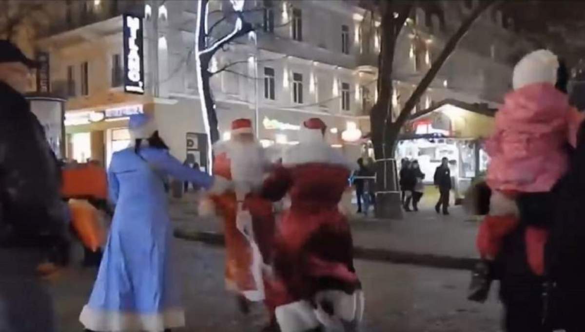VIDEO / Au fost darnici cu pumnii! Doi Moș Crăciuni s-au luat la bătaie cu cadourile, în mijlocul străzii