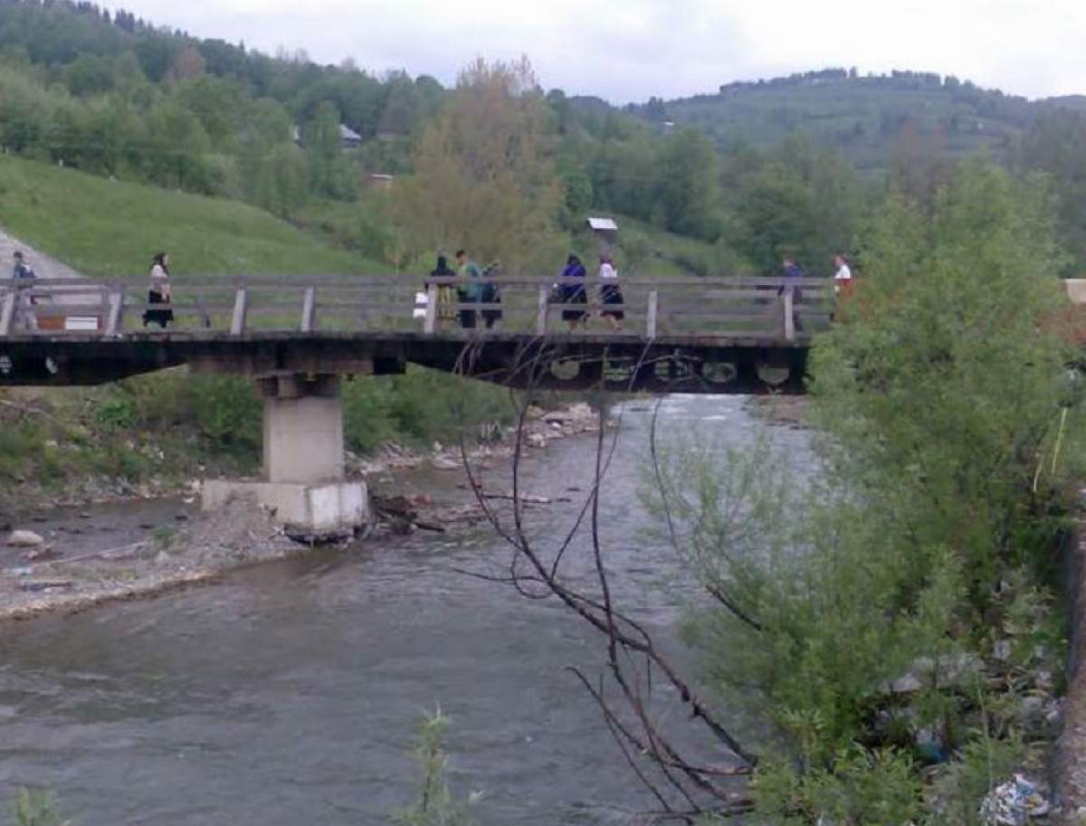 Bebeluş găsit mort, într-o pungă care a fost aruncată în albia unui râu din Maramureș