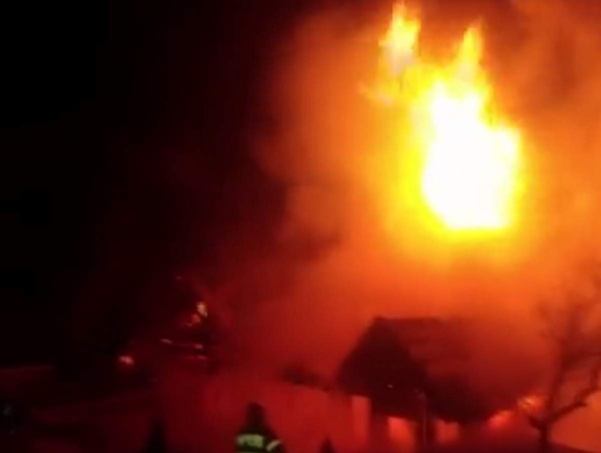 VIDEO / Incendiu puternic la o cabană din Bran! Totul s-a făcut scrum
