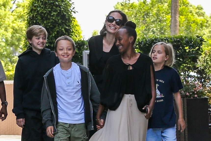 Aniversare de vis pentru Brad Pitt, alături de familie. Angelina Jolie a lăsat „garda jos”, pentru fericirea copiilor!