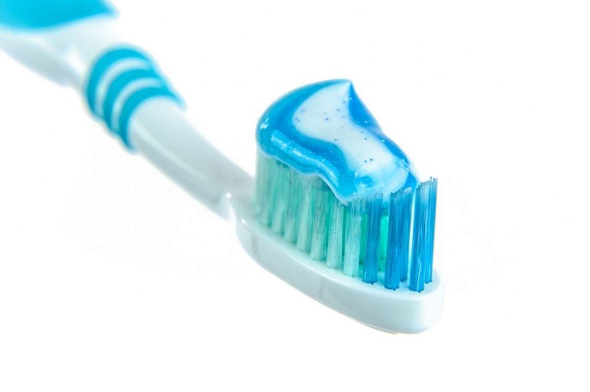 ÎNTREBAREA ZILEI: De ce provoacă pasta de dinți, uneori, senzație de vomă? Medicii trag un semnal de alarmă