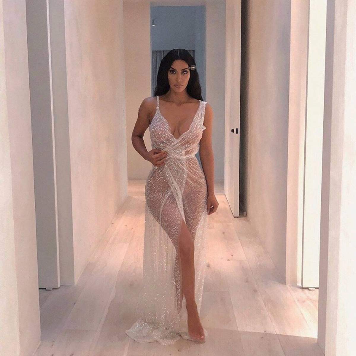 FOTO /  Kim Kardashian îţi taie respiraţia! A lăsat aproape totul la vedere iar reacţiile au fost pe măsură!