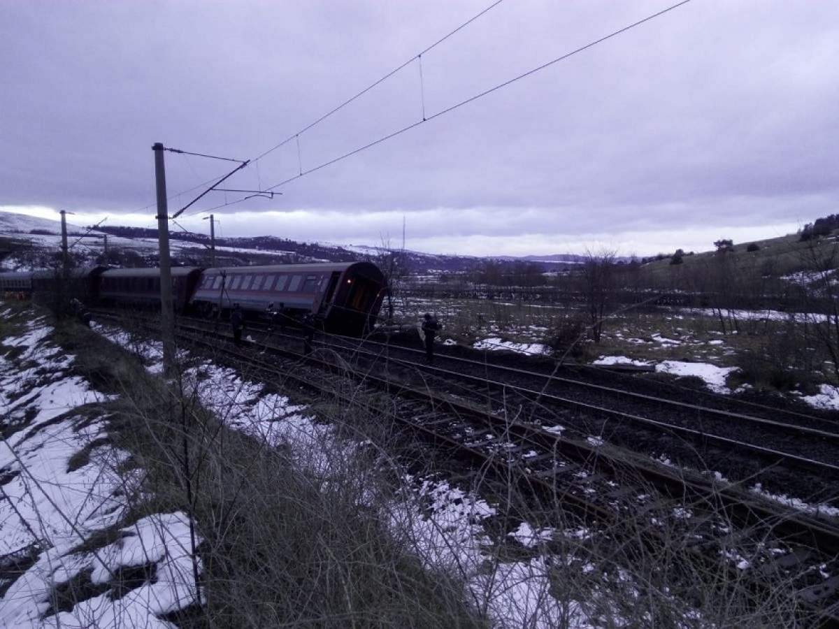Incident feroviar grav, lângă Deva! A fost activat Planul Roșu de Intervenție, după ce un tren cu 120 de persoane a deraiat
