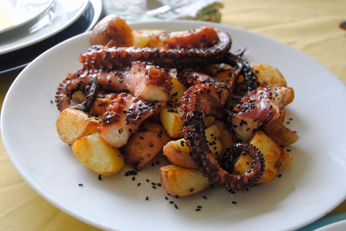 REȚETA ZILEI: Caracatiță delicioasă, cu cartofi rumeniți