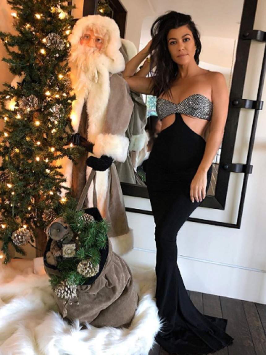 Kourtney Kardashian a dat-o în bară lângă bradul de Crăciun: "Unde sunt picioarele tale?"
