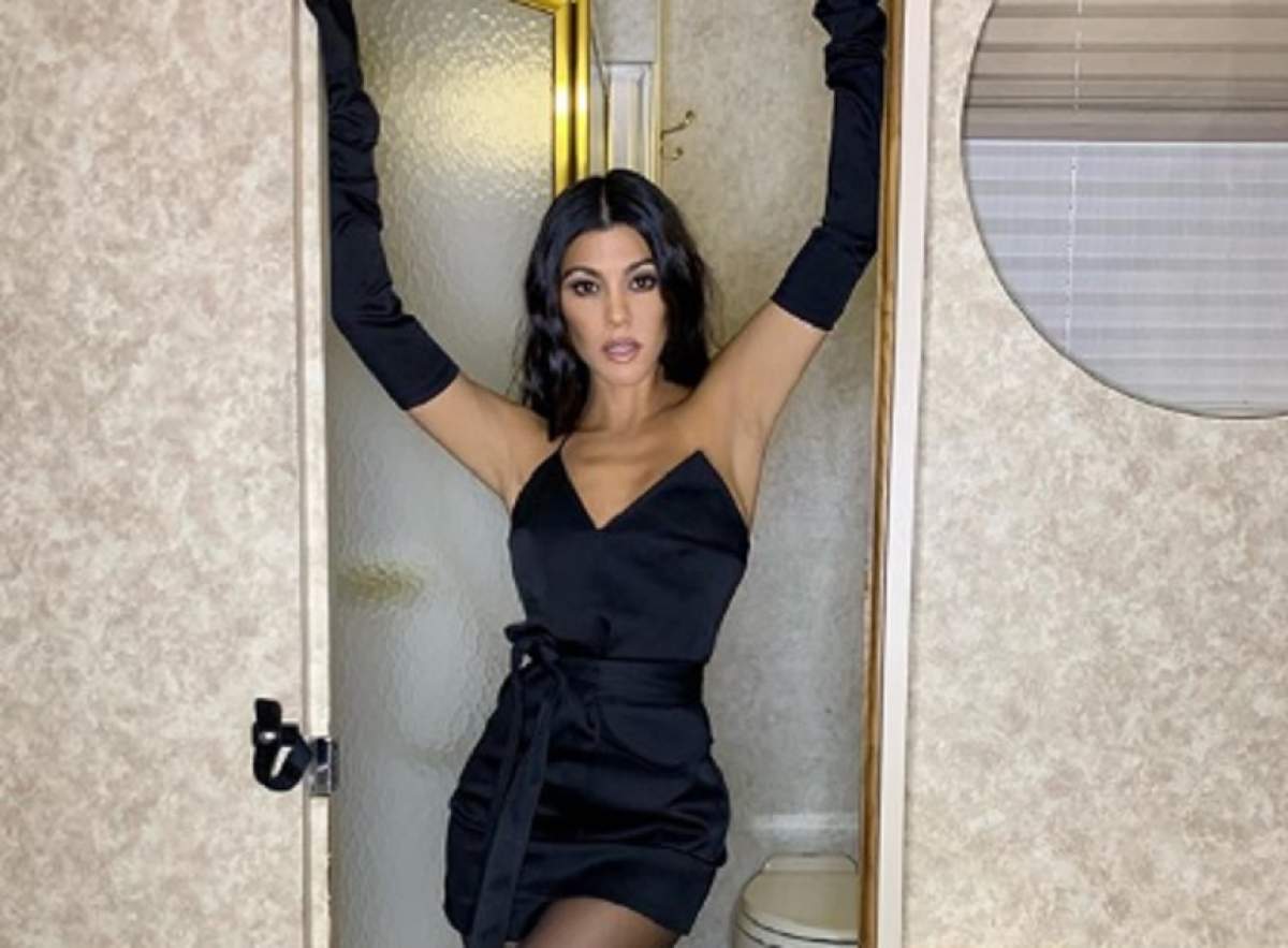 Kourtney Kardashian a dat-o în bară lângă bradul de Crăciun: "Unde sunt picioarele tale?"