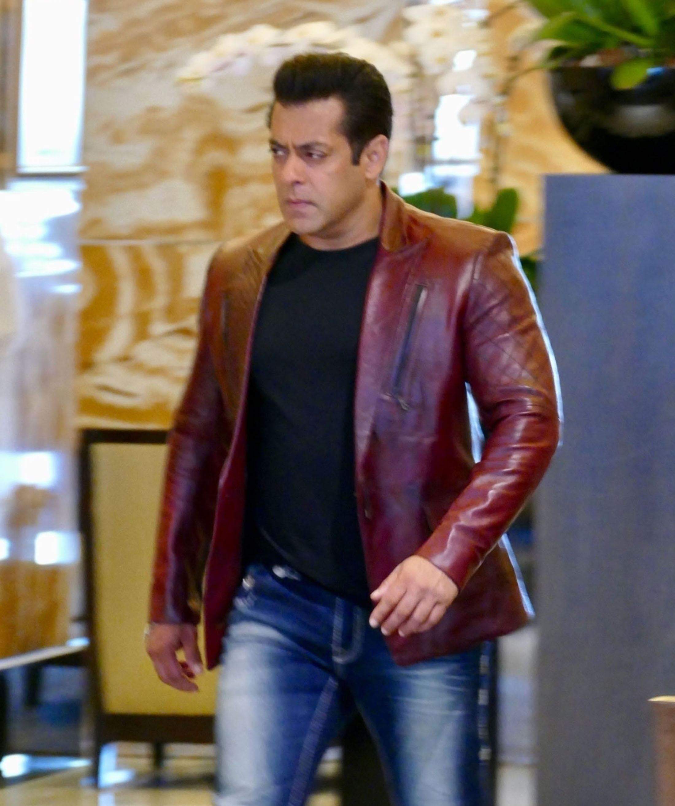 VIDEO / Lista iubitelor oficiale şi neoficiale ale lui Salman Khan. Cine i-a încălzit patul actorului de la Bollywood