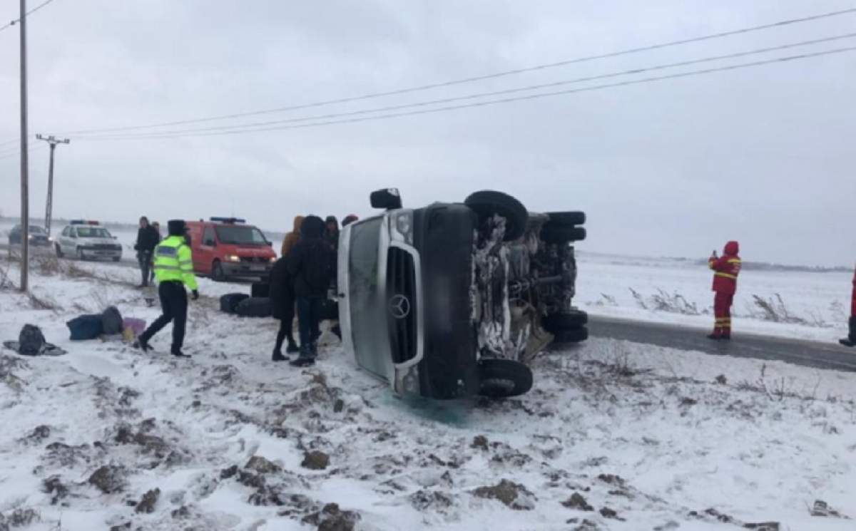 FOTO / Accident grav în Suceava! Un microbuz plin cu oameni s-a răsturnat