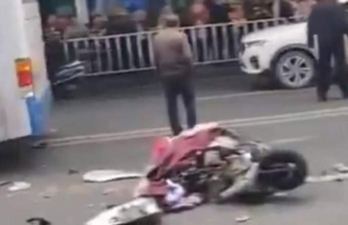 Atac sângeros în China! Un bărbat a intrat cu un autobuz în mulțime. Sunt cel puțin 5 victime