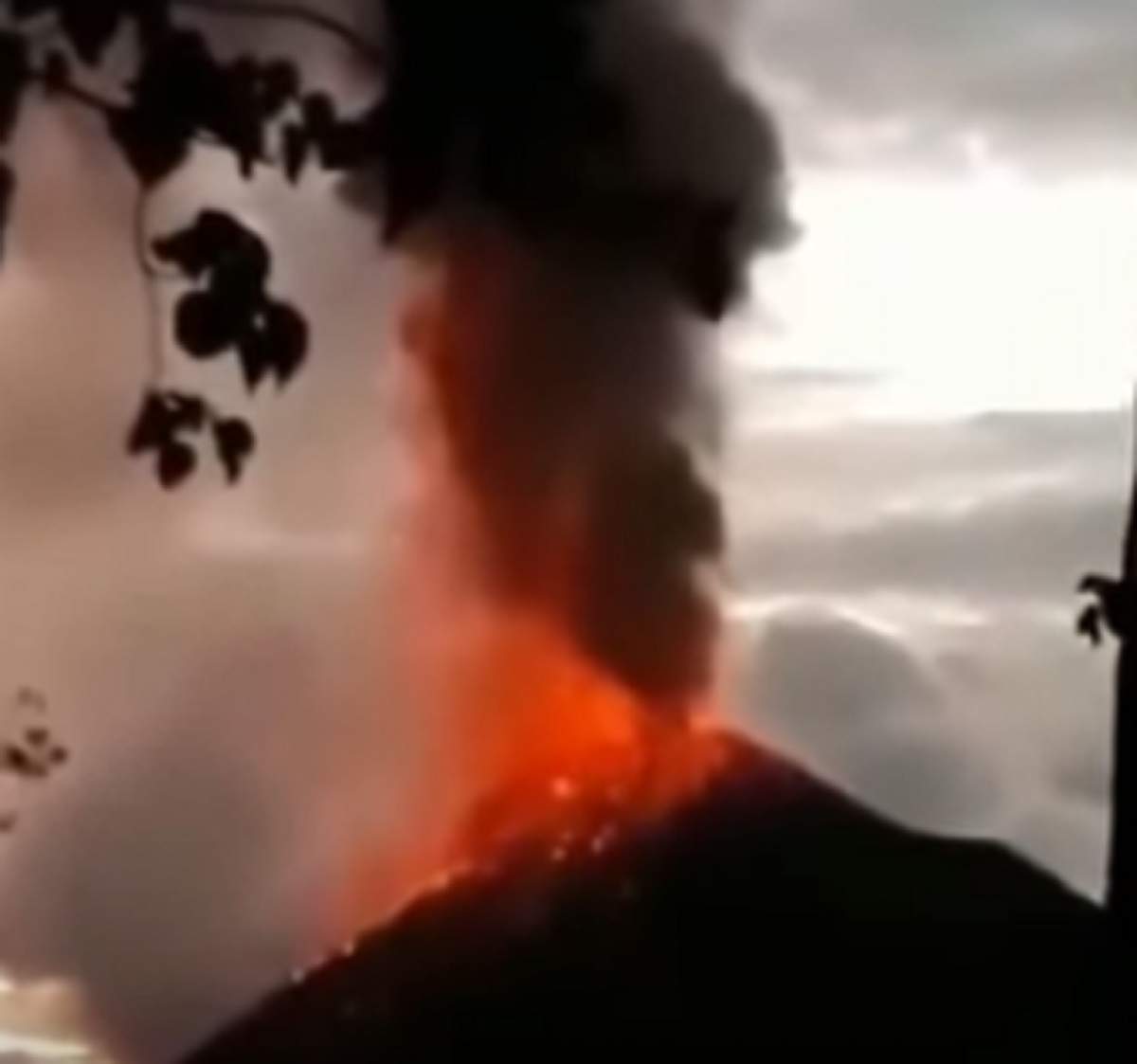VIDEO / Momentul cutremurător în care vulcanul Krakatau erupe în Indonezia! Bilanțul a ajuns la 400 de morți